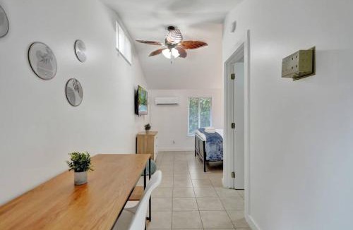Sailboat Bend Hotel | Tropical Oasis Studio w Pool