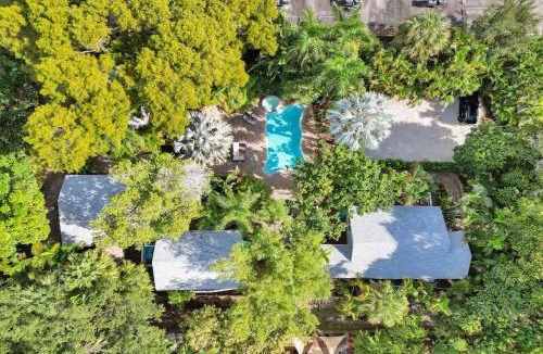 Sailboat Bend Hotel | Tropical Oasis Studio w Pool