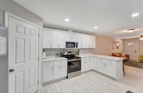 Ruskin Apartment | Tropical Vacation Home! 3 Rooms, 2 Bedrooms, sleeps 6 ppl.