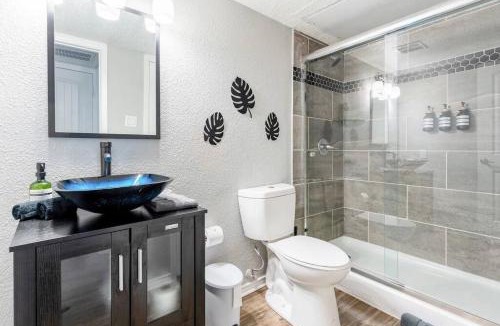 Central Arlington Apartment | Tropical Vibe 1BR Unit near AT&T Stadium
