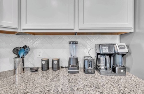 Troy Apartment | Troy 4BR Hub for Business Pros