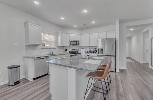 Troy Apartment | Troy 4BR Hub for Business Pros