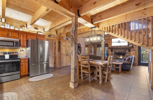 Branson Cedars Cabin | True Wood Cabin-Pvt Hot Tub-Free Attraction Tickets-Near Big Cedar & Thunder Ridge-Games