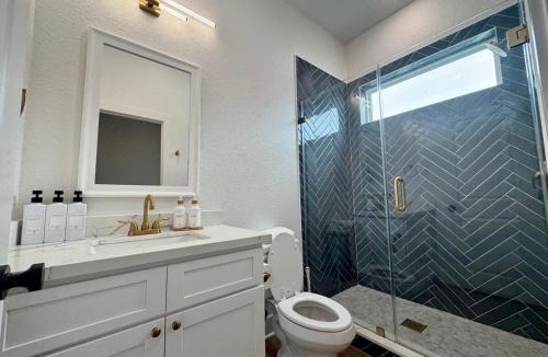 Galveston House | Two Bedroom Villa Walk to Beach