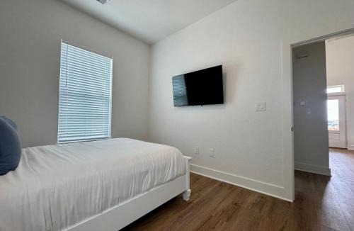 Galveston House | Two Bedroom Villa Walk to Beach
