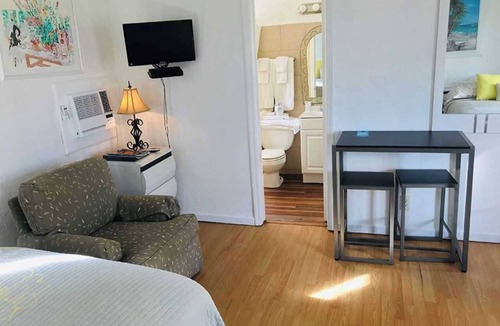 Pompano Beach Hotel | Two double bed studio with kitchen, partial ocean view