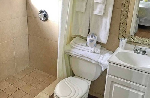 Pompano Beach Hotel | Two double bed studio with kitchen, partial ocean view