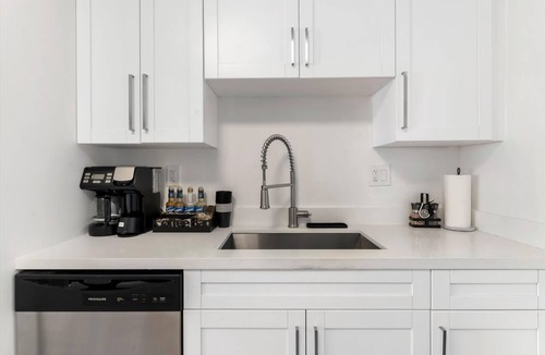 Northeast Miami Villa | Ultimate Miami Group Retreat | Sleeps 20 | Near Stadium, Beaches & Attractions