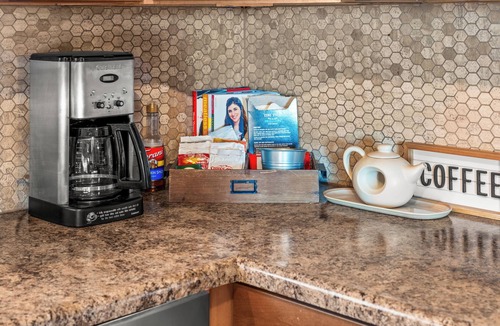 Bailey Cabin | UNBEATABLE VIEWS + Hot Tub + Fully Stocked + Pet Friendly!