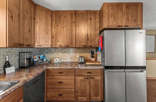Bailey Cabin | UNBEATABLE VIEWS + Hot Tub + Fully Stocked + Pet Friendly!