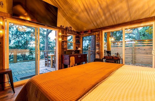 Crescent Cabin | Unique Marshfront Treehouse Stay with Heated Soaking Tub & Adventure-Inspired Escape in Townsend, Georgia