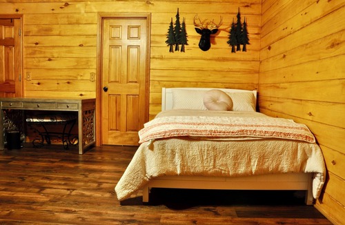 Greenville House | Unique Rustic Log Home an hour from Dallas