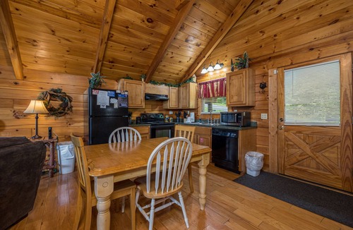 Smoky Mountains Cabin | Unique Studio-Style*Secluded*Hot Tub