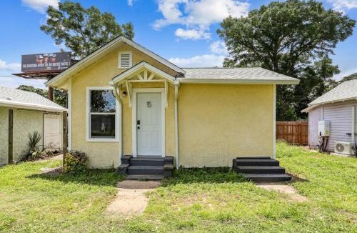South Pensacola House | Unit 15 Cozy Studio Retreat Near Downtown Pensacola