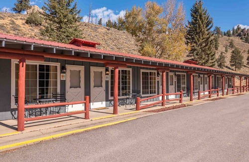 Almont House | Unwind by the River: Cozy Cabins & Endless Adventures in the Rockies