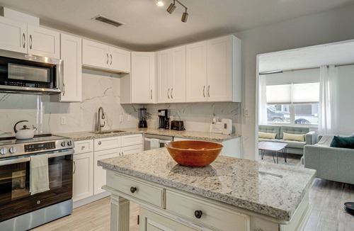 Siesta Key Cottage | Unwind Poolside + Walk to Beach! Sarasota Retreat