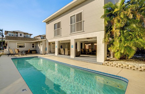 Siesta Key Cottage | Unwind Poolside + Walk to Beach! Sarasota Retreat