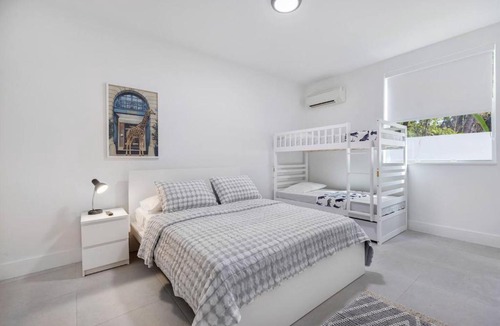 Allapattah Villa | Up to 16 guests! Modern house near Wynwood