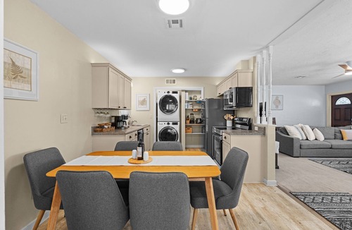Laurel House | Updated Beach House. Walk to Beach, Shop, Waterfront Dining 2 Bed 1 Bath