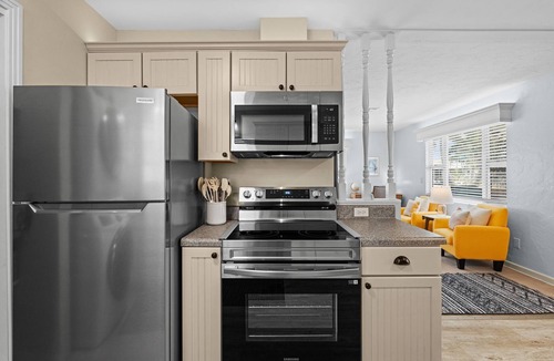 Laurel House | Updated Beach House. Walk to Beach, Shop, Waterfront Dining 2 Bed 1 Bath