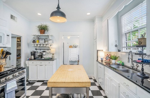 San Jacinto Cottage | Updated Historic Home Walk to Beach- Pet Friendly!
