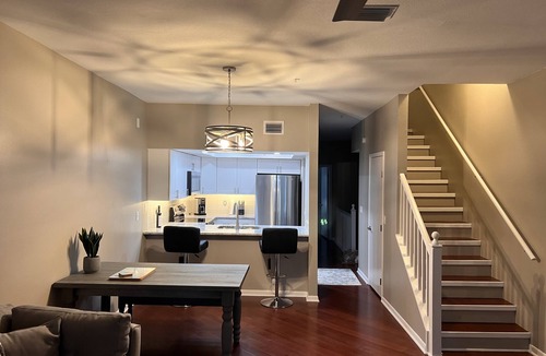 Island Estate House | Updated Townhome, Walking distance to Beach, Restaurants, Aquarium and Shops