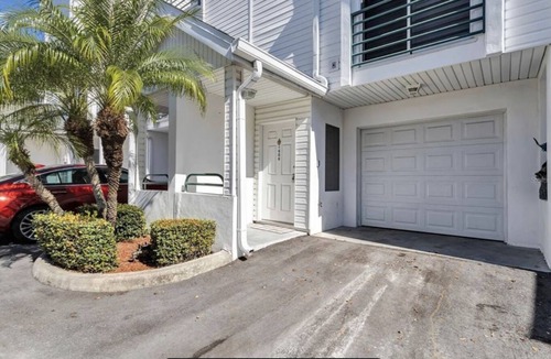 Island Estate House | Updated Townhome, Walking distance to Beach, Restaurants, Aquarium and Shops
