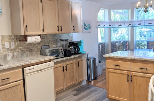 Weeki Wachee Gardens House | Updated waterfront home, great manatee viewing, dock, 5 minute paddle to river!