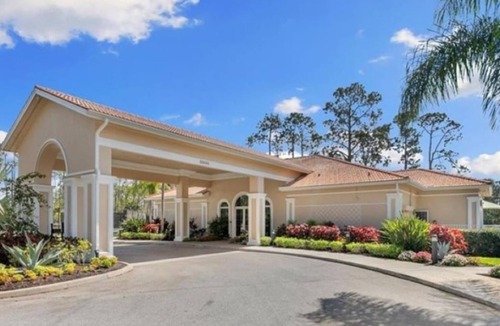 Willoughby Acres Condo | Upper level, end unit condo, 2+/2/0, near I-75 and Seed-To-Table.