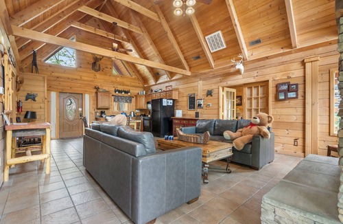 Branson Cedars Cabin | Upscale Cabin Retreat-Hot Tub-Free Tix-Dual Masters-Fireplace & Fire Pit-Near Big Cedar-Car Charger