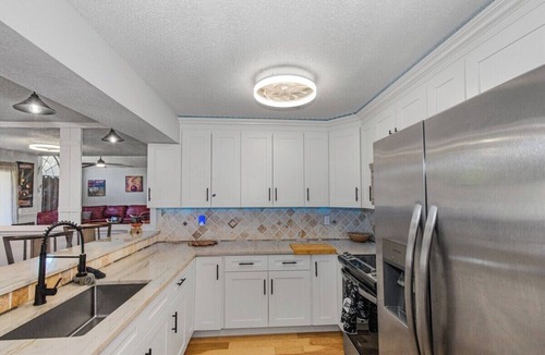 Ozona House | Upscale Quiet Close to everything