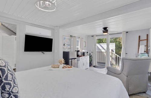 Rural Estates Apartment | Upstairs Studio Apartment with Pickleball Court on 5-Acre Estate