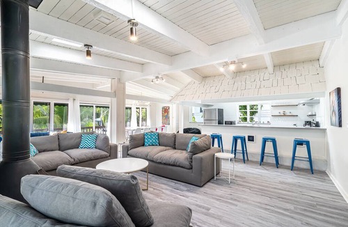 Hendricks and Venice Isles Hotel | PRIVATE OASIS 3 BEDROOM-2 BATH FOR 6 GUESTS