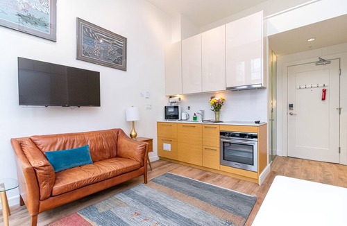 Almont Apartment | Chic Heritage Studio in Downtown Victoria