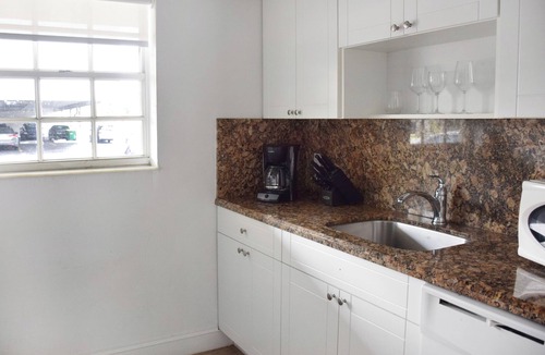 Key Biscayne Apartment | Vacation Starts Here! 2 Convenient Rooms, On-site Pool, Private Beach Access