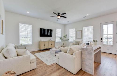 Galveston House | Vacation Villa Walk to Beach!