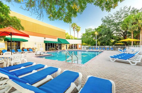 Weston Condo | Vacation Village at Bonaventure Studio Unit Saturday Check-In