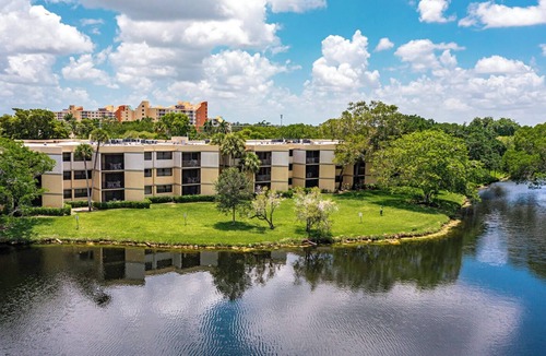 Weston Condo | Vacation Village at Bonaventure Studio Unit Sunday Check-In
