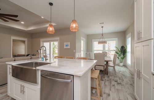 The Pines House | ✌️Vacay Vibes Beach Retreat! 👙 5 Minutes to the sand in Panama City Beach!🌴