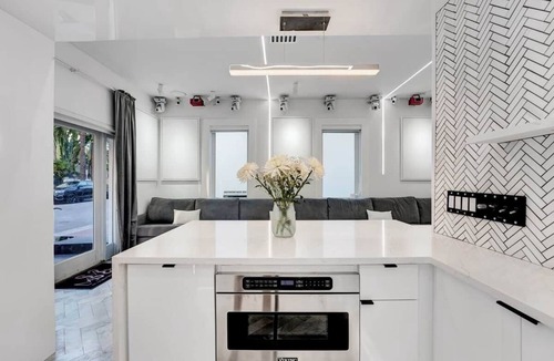 South Beach House | Versace Mansion Neighbor (Floor 1) Sleeps 9