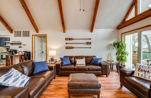 Pottsboro House | Versatile Home w/Deck & Grill, 1 Mi to Lake!