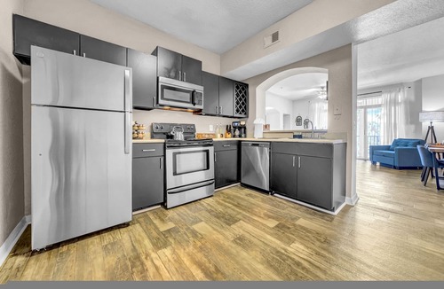 Tampa Apartment | Vibrant 2BR 2BA w King Bed Pool Gym 11