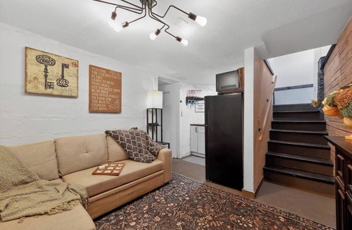 Greeley Apartment | Victorian Hideaway/12 Min Walk to UNC