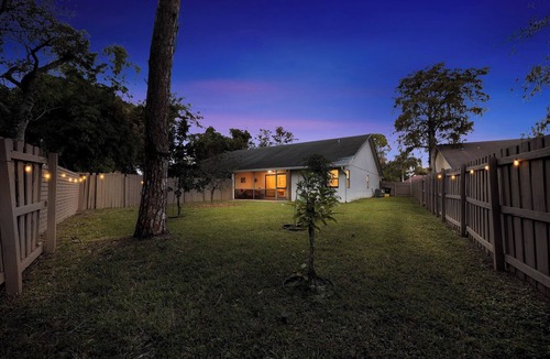 Greenview Shores House | Villa 10 mins to WEF ~ Fenced Yard ~ Pet Friendly