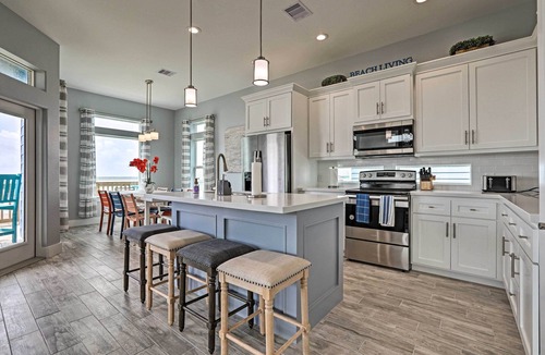Galveston House | ‘Villa Azul’ Home in Galveston w/Ocean-View Deck!