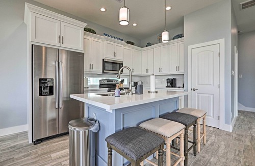 Galveston House | ‘Villa Azul’ Home in Galveston w/Ocean-View Deck!