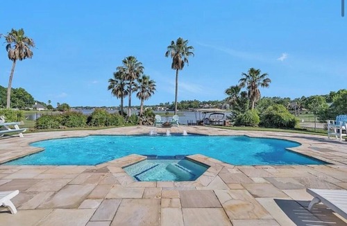 Montgomery Villa | Villa de Lago! A Stunning Waterfront Estate on Lake Conroe