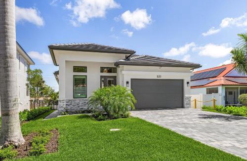 Naples Park House | Villa Del Mare at The Beach w 4 En-suites