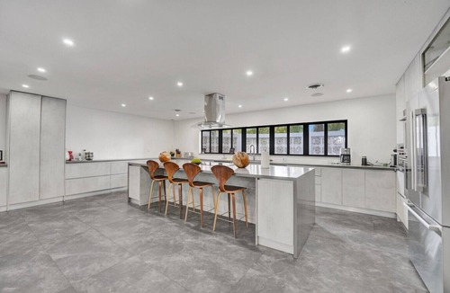 Hollywood Hills House | Villa Greyon: Chic 8BR/6BA, Heated Pool Retreat, Sleeps 18! Stylish Group Escape