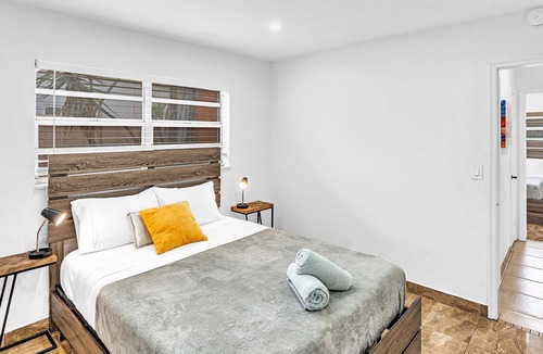 Driftwood Villa | VILLA LUNA- Heated pool 5 minutes to hard rock casino